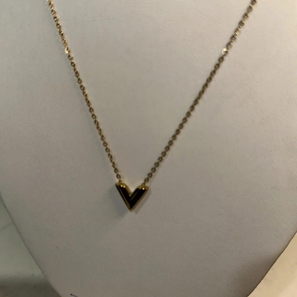 in fashion lv necklace 18” long - Picture 14 of 14